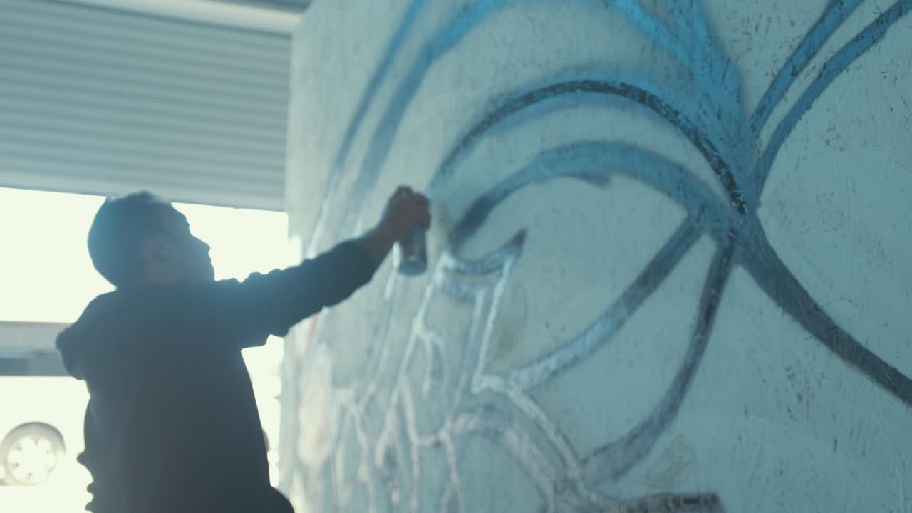 랙 포커스 공개 젊은 남성 낙서 예술가 벽에 디자인을 살포