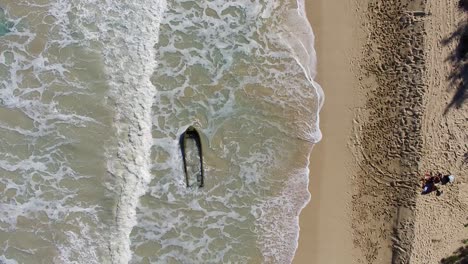 Toma-Aérea-De-Un-Bote-Parcialmente-Hundido-En-El-Parque-De-La-Playa-Del-Campo-De-Fuelle