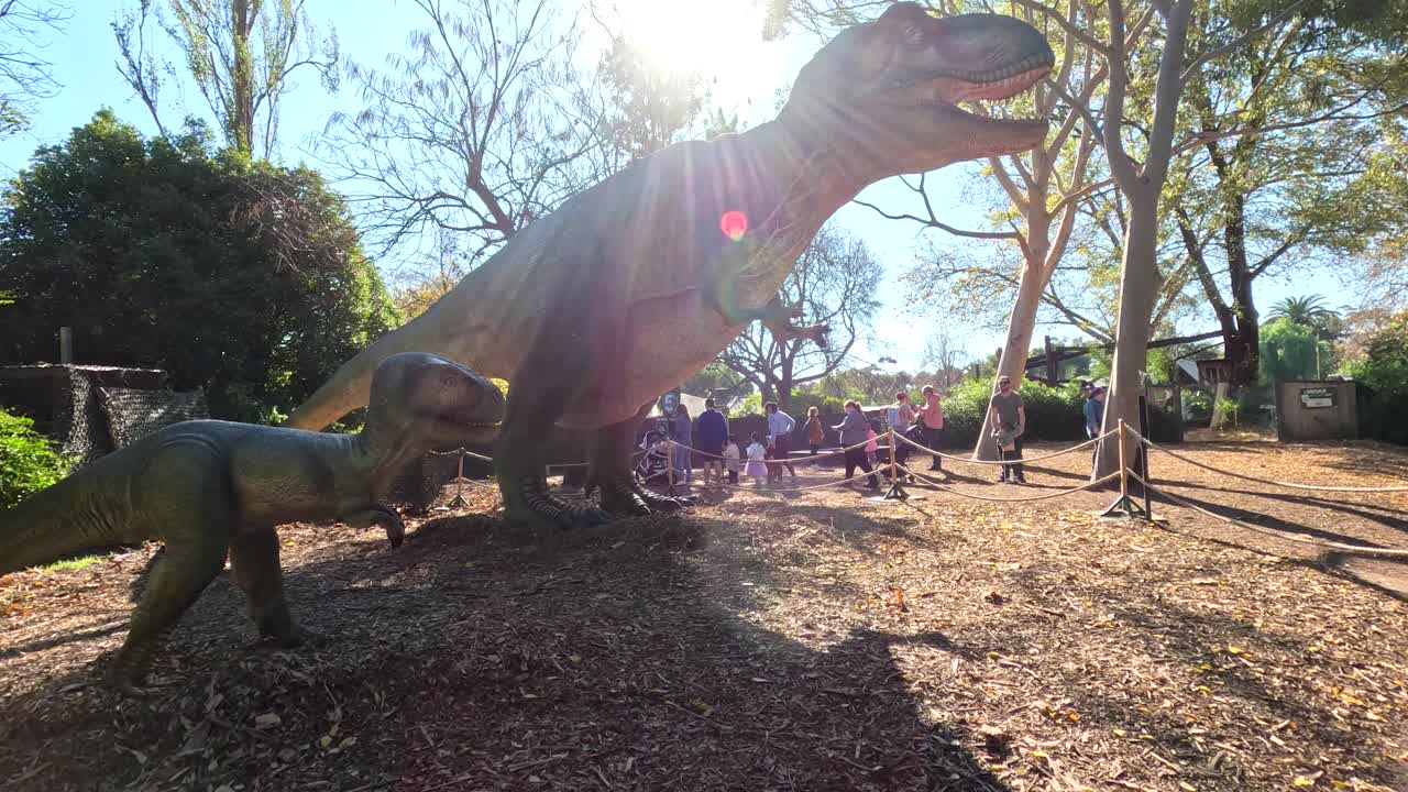 estatuas de dinosaurios en un zoológico soleado