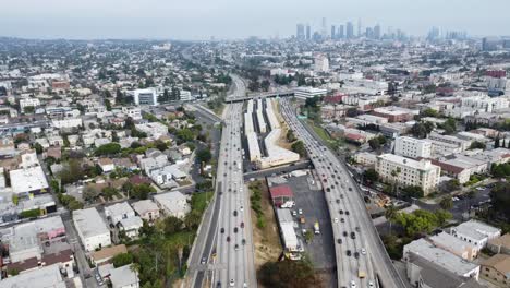 Vista-Aérea-De-Las-Concurridas-Autopistas-De-Los-ángeles