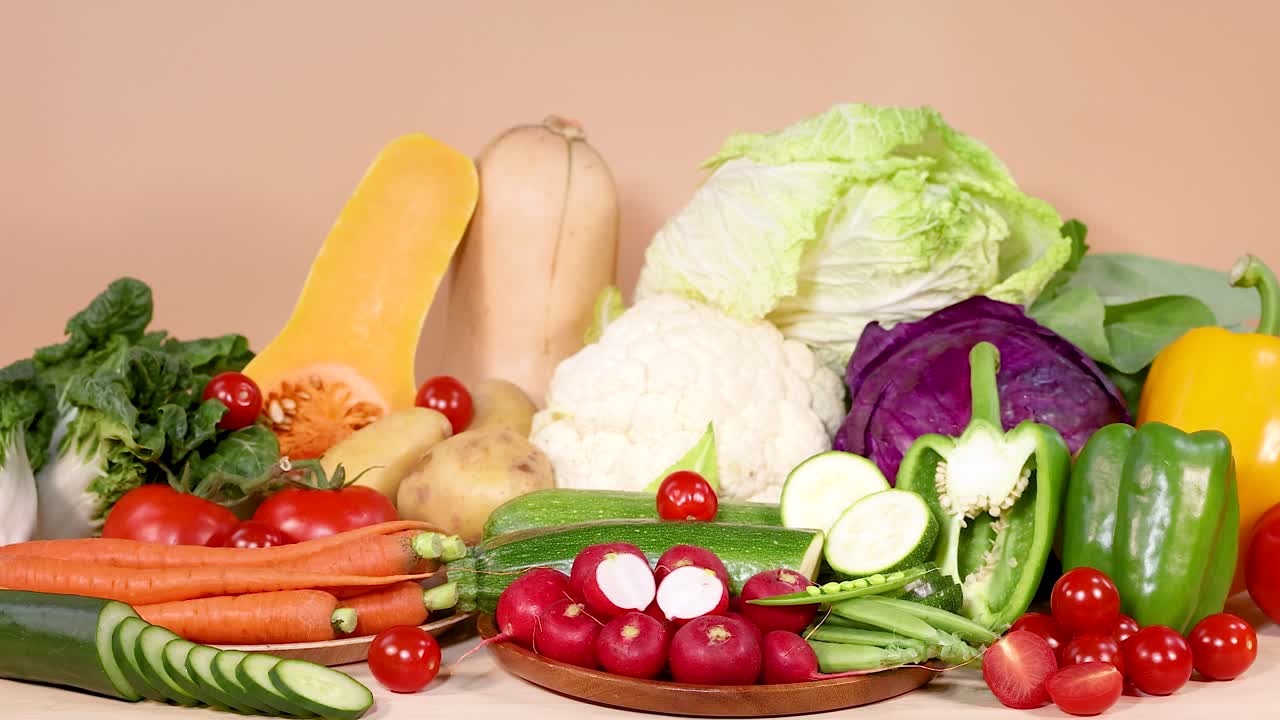 각종 신선한 채소의 활기찬 디스플레이는 중립적인 배경에 대해 끔하게 배열되어 자연적인 색상과 질감을 보여줍니다.