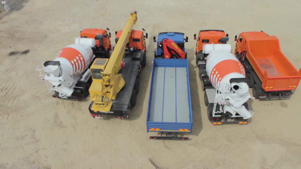 건설 현장에서 건설 차량의 줄