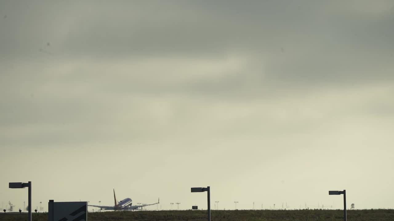 plane takes off while another lands at lax