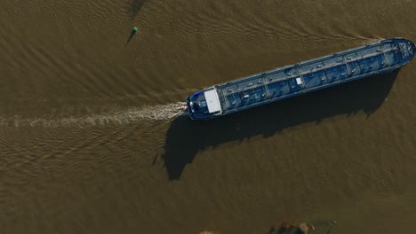 Vista-Aérea-De-Pájaro-De-Un-Carguero-En-El-Río-Lek-Durante-Las-Inundaciones-Cerca-De-La-Zona-De-Nieuwegein-Cuando-Las-Fuertes-Lluvias-Azotaron-Grandes-Porciones-De-Europa