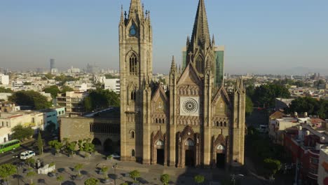 Drone-Rises-in-Front-of-Historic-Guadalajara,-Mexico-Catholic-Church-Boom-Jib-Up