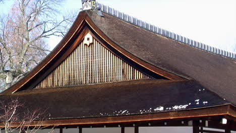 techo de casa japonesa con nieve derretida que emite niebla arremolinada
