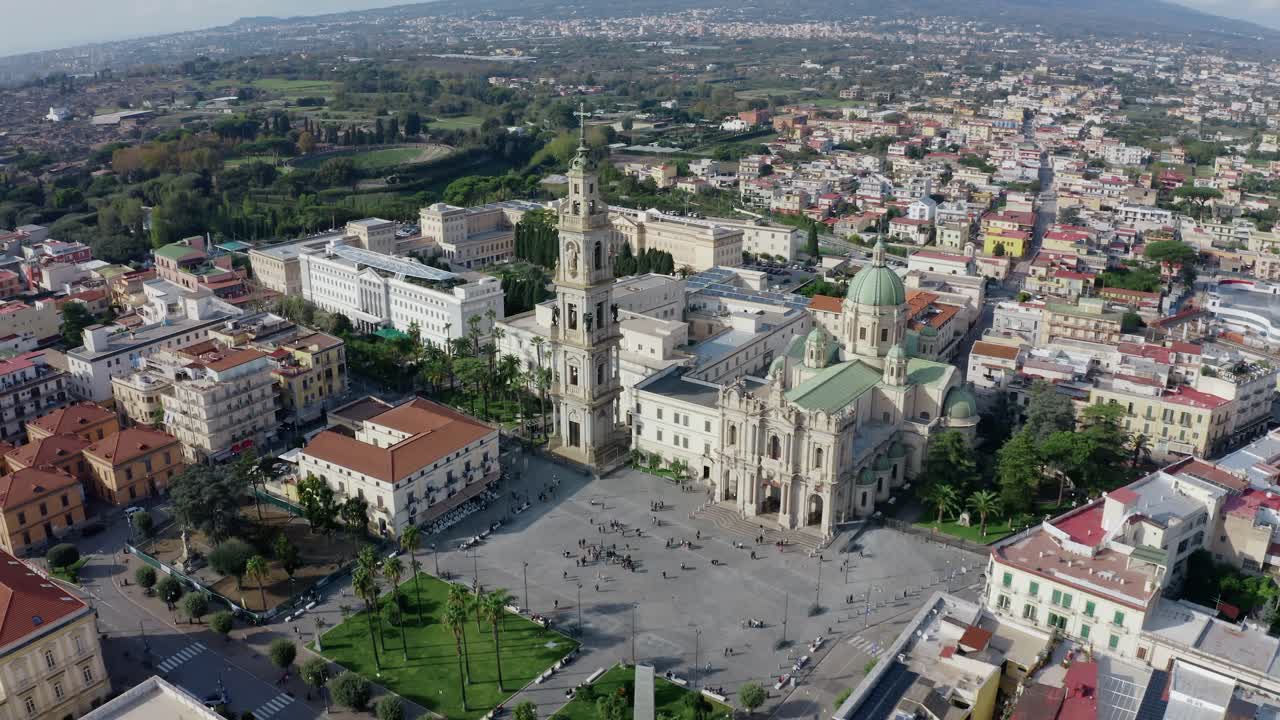 Vista aerea con drone della piazza principale a Pompei (Piazza Bartolo Longo), con edifici dall'architettura storica e una chiesa cattolica. Regione Campania in Italia. Sito Patrimonio dell'Umanità UNESCO.