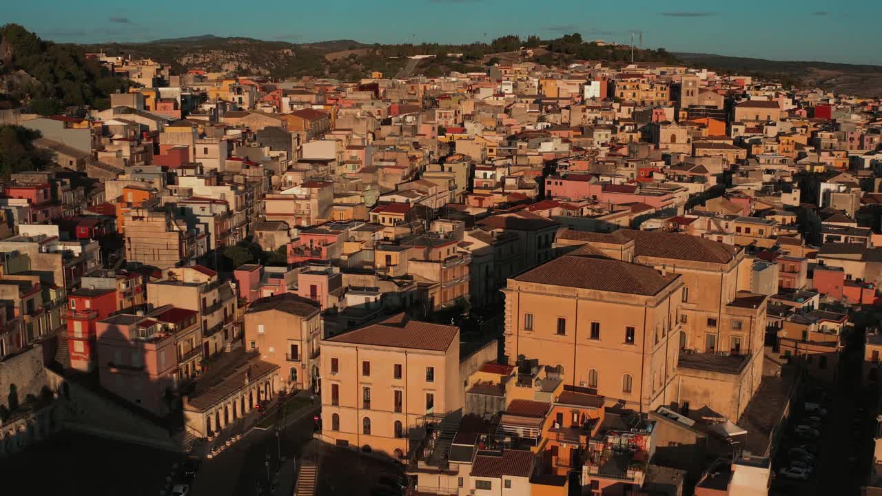 Luce dorata dell'alba che illumina gli antichi tetti e le strade di Melilli, Sicilia