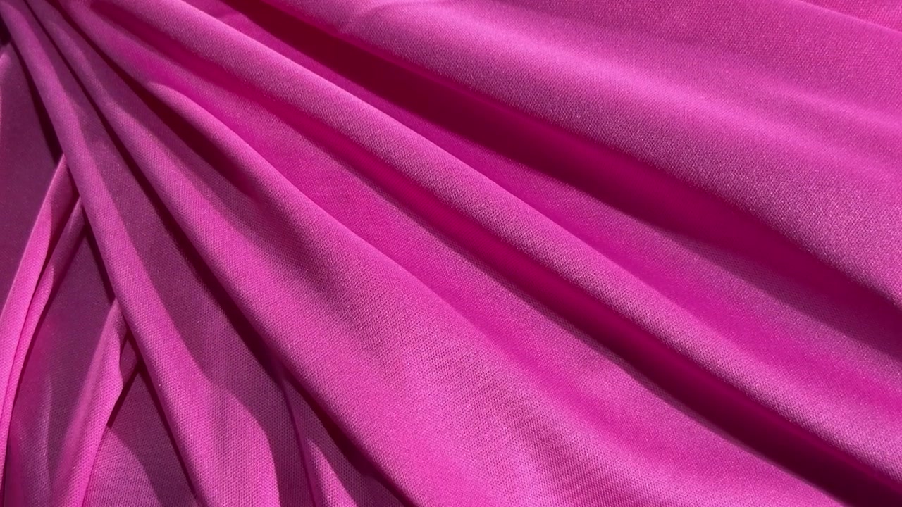 Drappeggio in tessuto di seta rosa vivace e verde lime