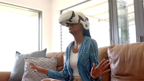 una joven afroamericana con auriculares de realidad virtual, explorando