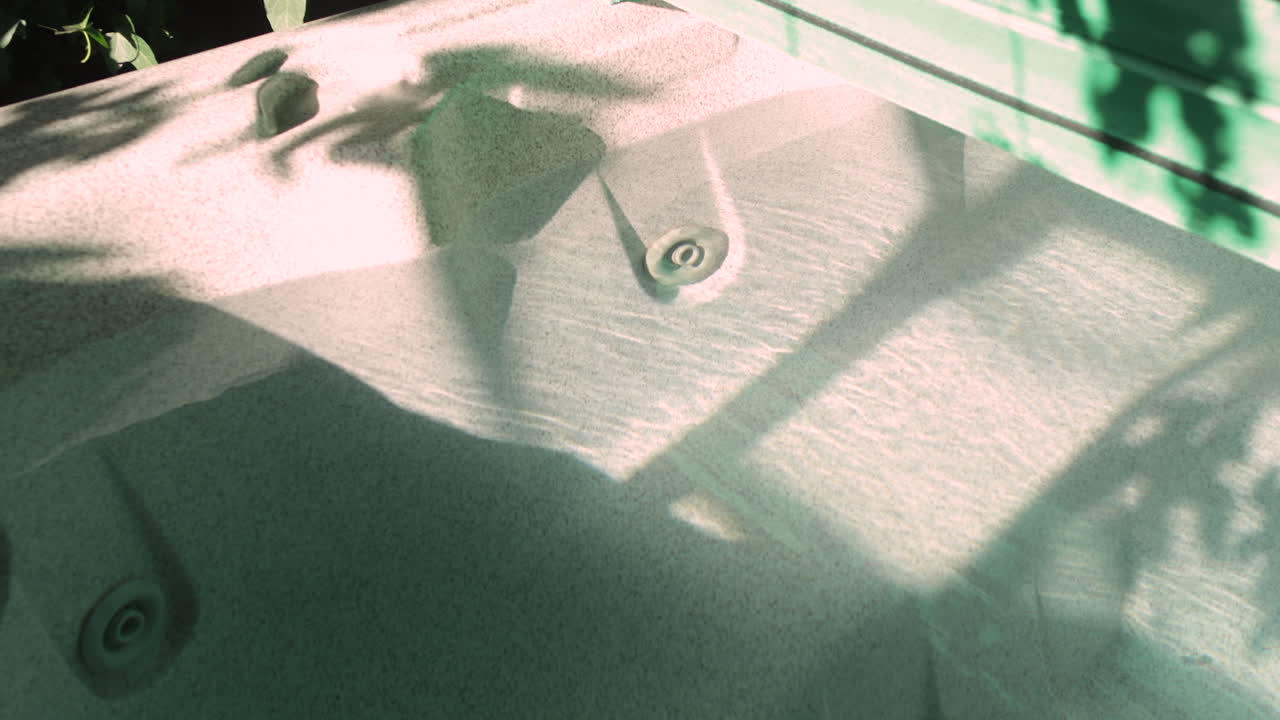 여름철 야외 자쿠지 지상의 편안한 캡처