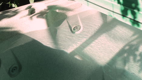 captura relajante de un jacuzzi al aire libre en la superficie en verano