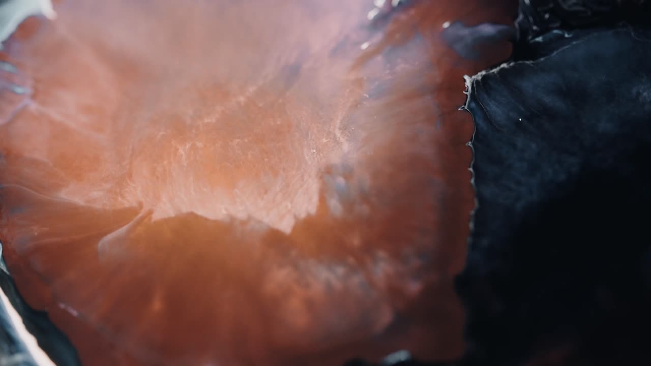 nebulosa colorida explotando en el universo