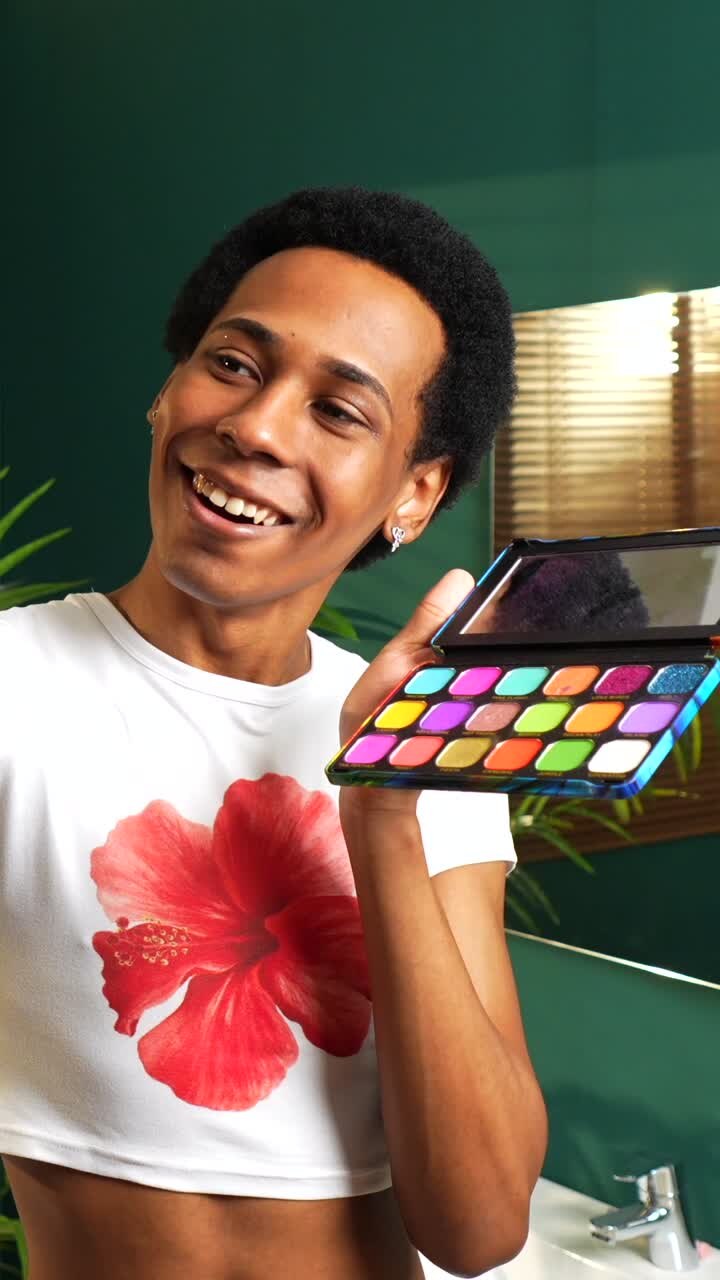 Uomo che tiene in mano una palette per il trucco