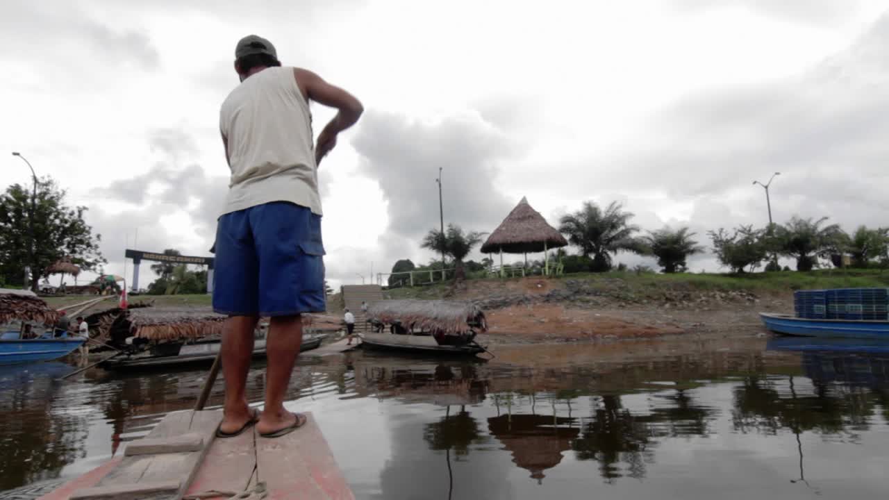 극으로 보트 가이드 도킹