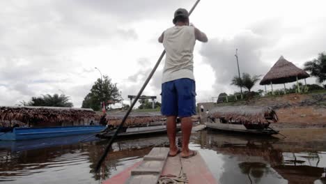 Docking-the-boat-guide-in-by-pole