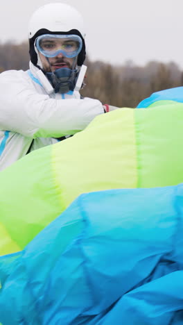 paraglider bereitet sich auf den flug vor