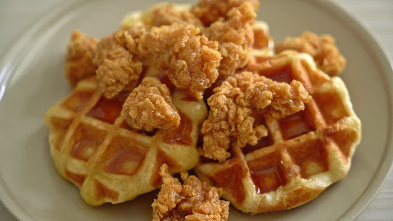 꿀 또는 메이플 시럽을 곁들인 수제 프라이드 치킨 와플