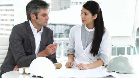 dos arquitectos hablando juntos
