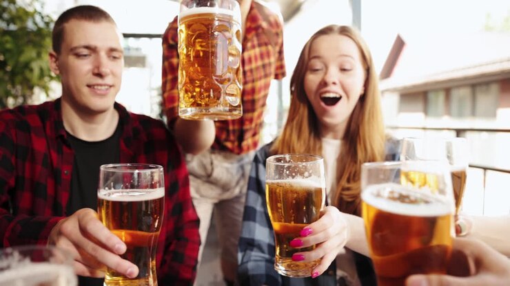 amigos brindando cervezas al aire libre