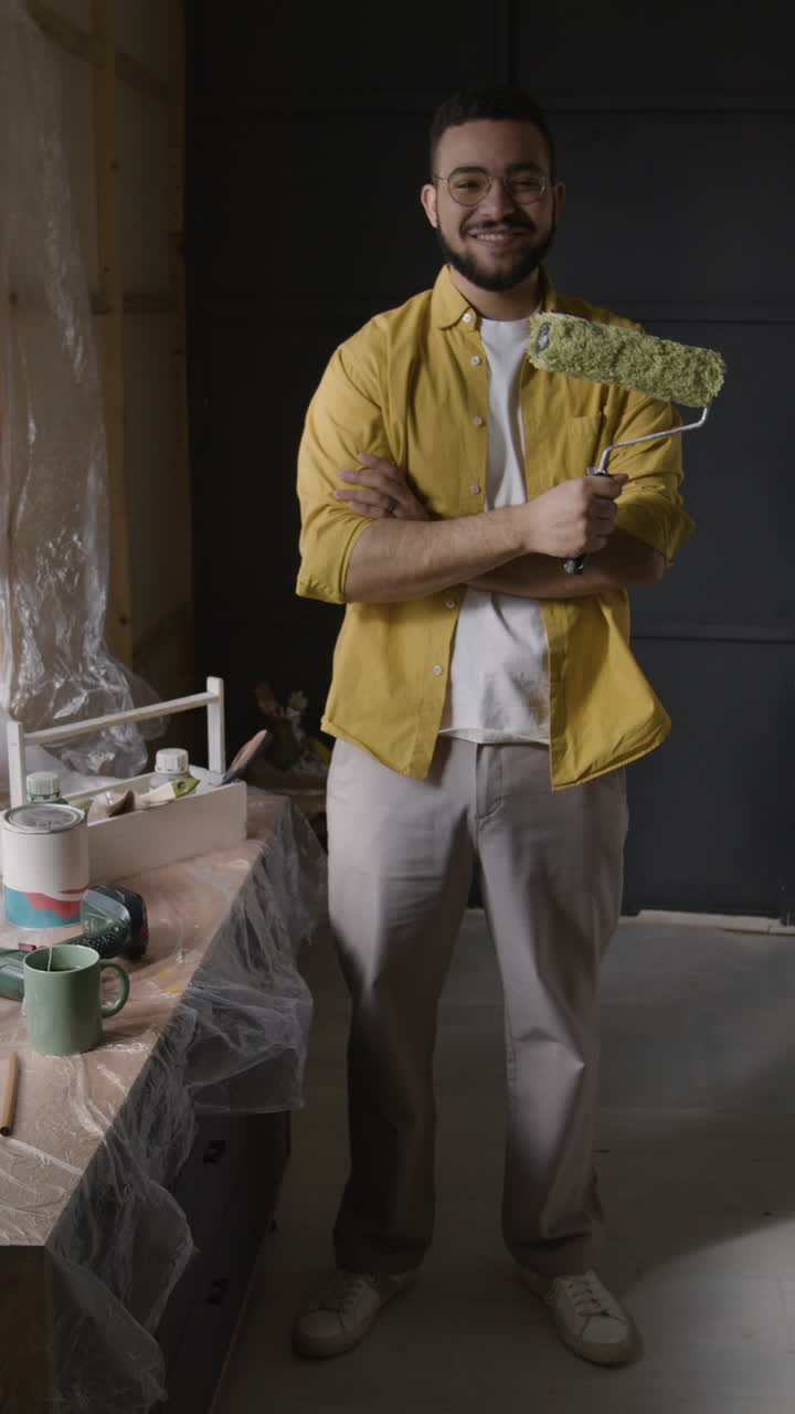 Uomo con rullo da pittura