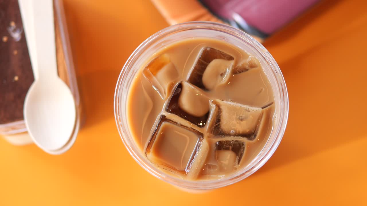 Caffe' ghiacciato in tazza di plastica