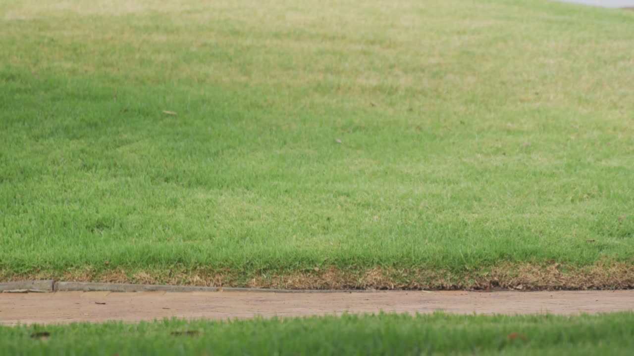 hombre de vista lateral con pierna protésica corriendo