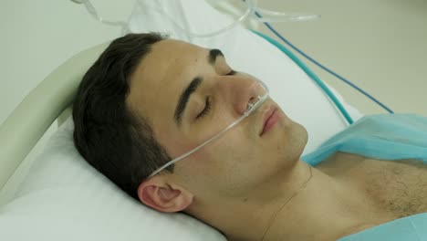 primer plano de un paciente en cuidados intensivos con un tubo de oxígeno en la nariz