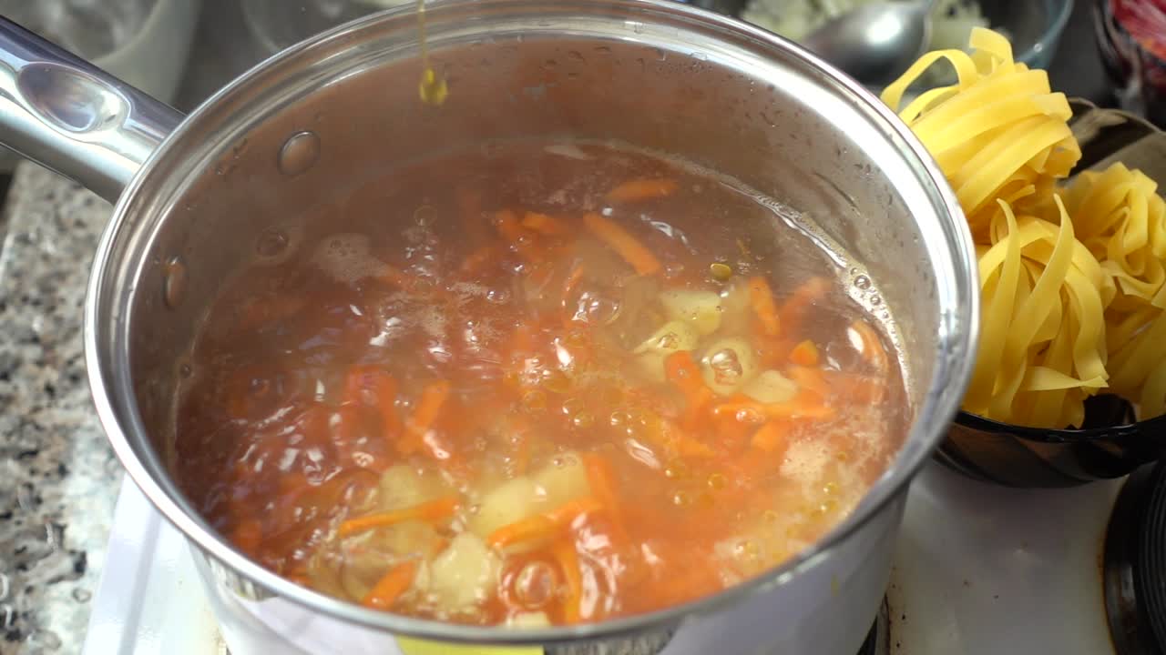 Sopa de verduras cociéndose en una olla