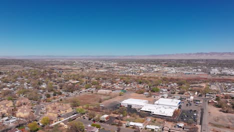 drone de alta altitud vista aérea del río colorado pasando por grand junction
