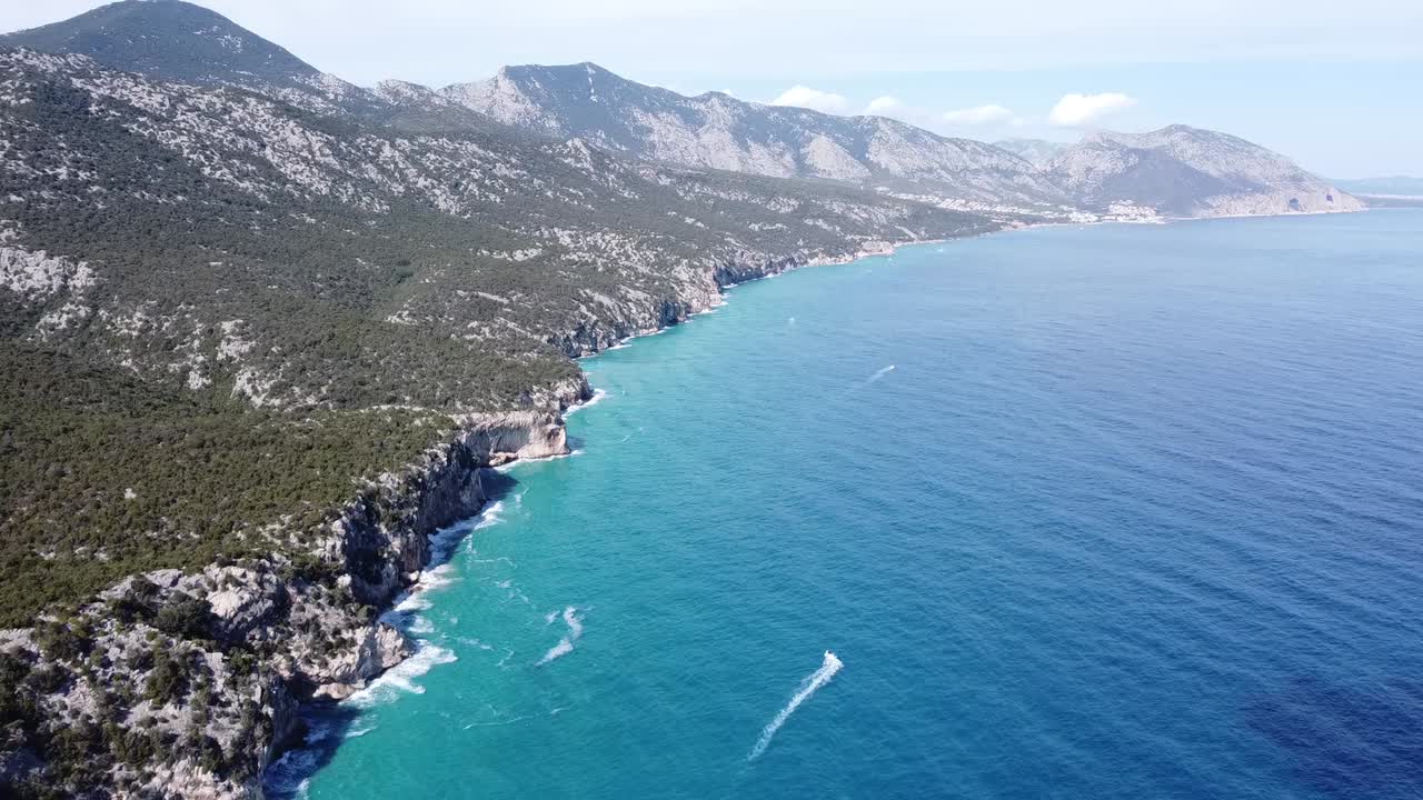 Volo di drone a nord sulla costa orientale della Sardegna, bellissime scogliere con tempo soleggiato.