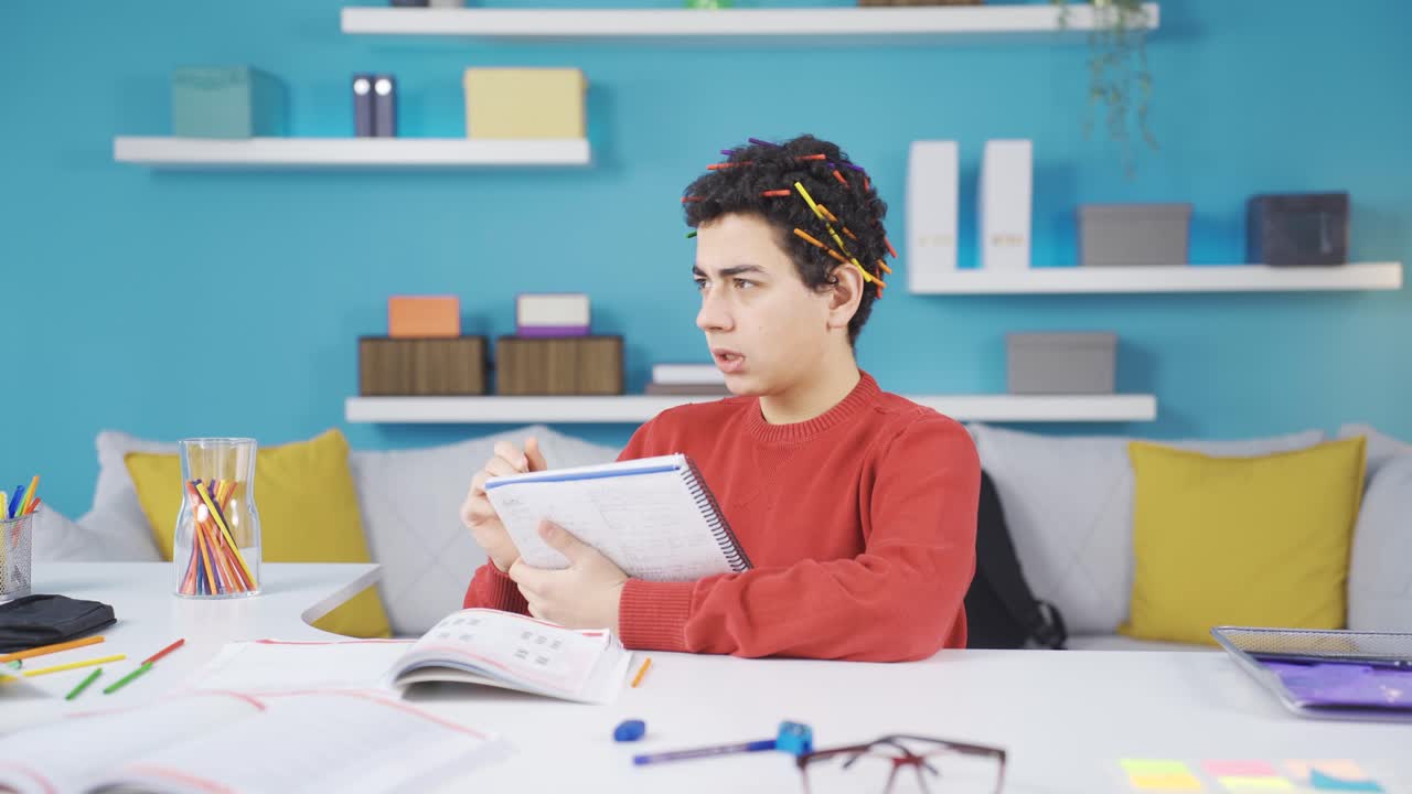 el niño divertido que se sumerge en la música y el ritmo comienza a estudiar.