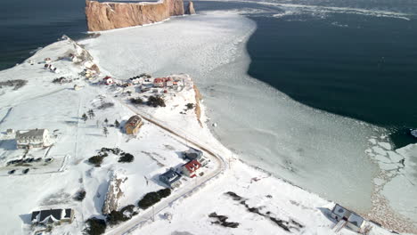 Drohnenaufnahme-Des-Dorfes-Percé-Im-Winter