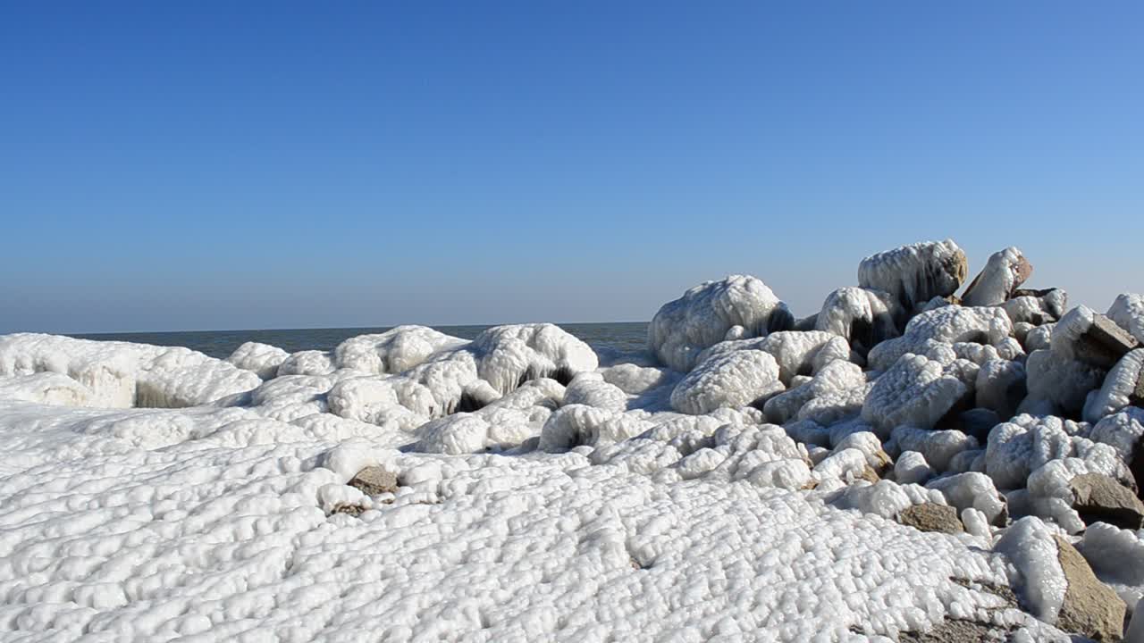 Snø og steiner. Snø og steiner og himmel