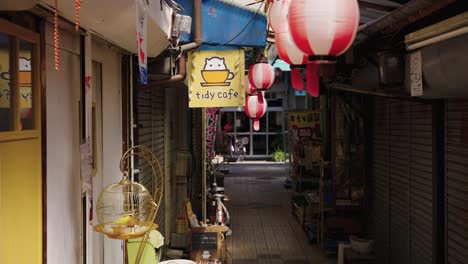 pequeño callejón de tiendas y cafés en japón, niponbashi osaka