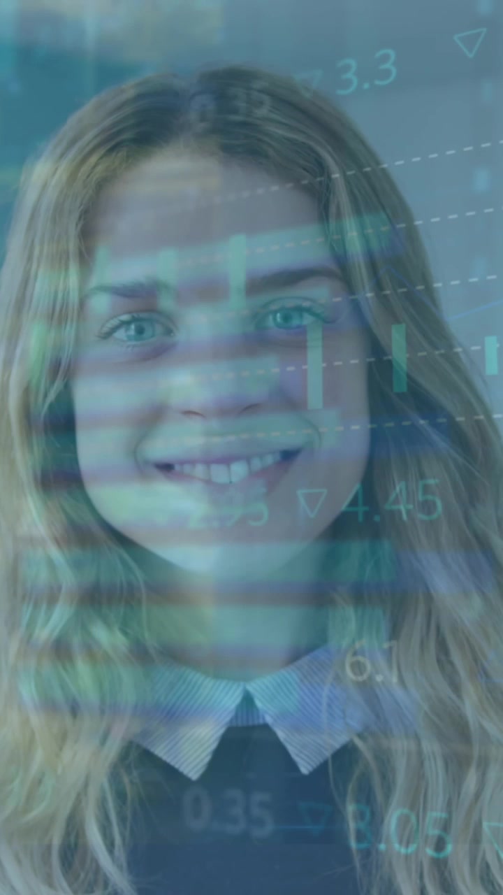 Animazione di elaborazione dati su dottoressa caucasica sorridente.