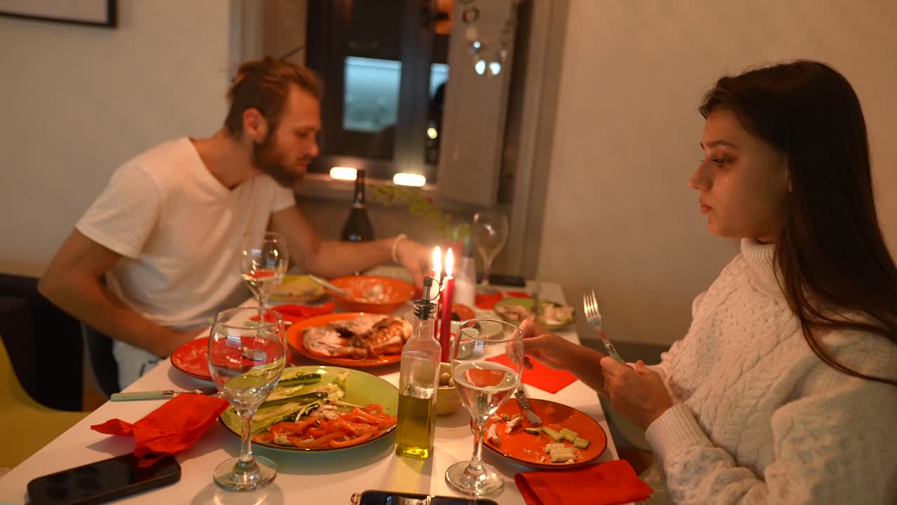 pareja disfrutando de una cena romántica en casa