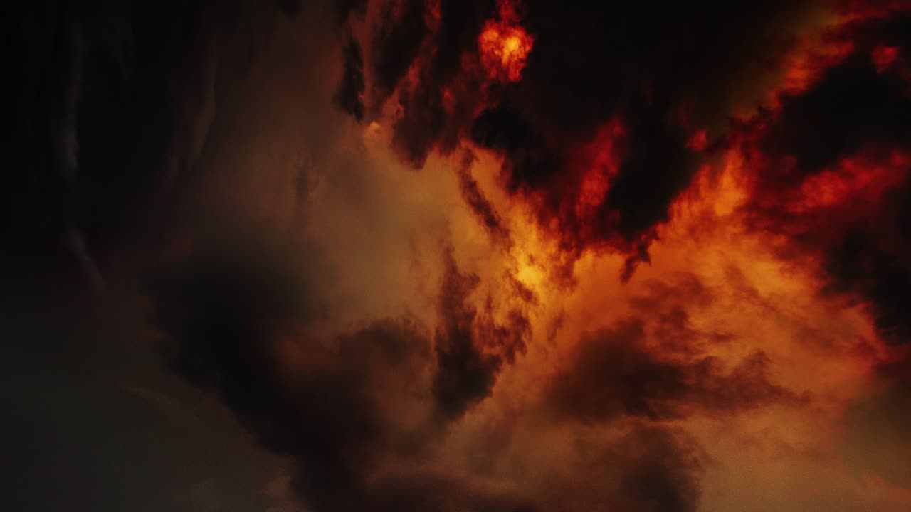 punto de vista nubes oscuras al atardecer o al amanecer en el cielo