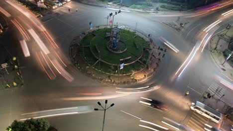 un lapso de tiempo elevado de tráfico en una rotonda en nairobi