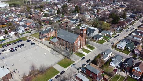 Toma-Aérea-Orbitando-Una-Iglesia-En-El-Centro-De-Hamilton-En-La-Primavera