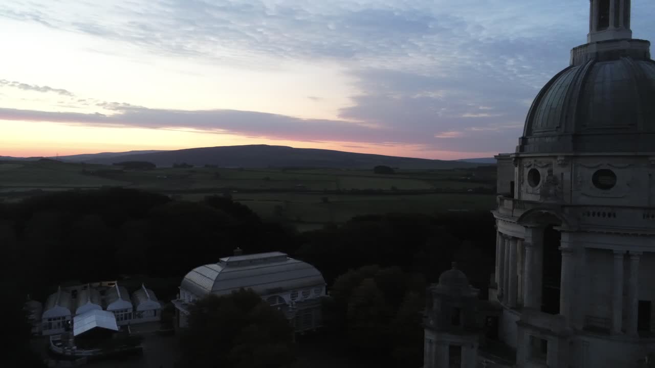 애쉬튼 기념관 부유한 영어 돔 관광 명소 랜드마크 란카셔 시골 일출 공중 팬 오른쪽 근접 촬영 보기