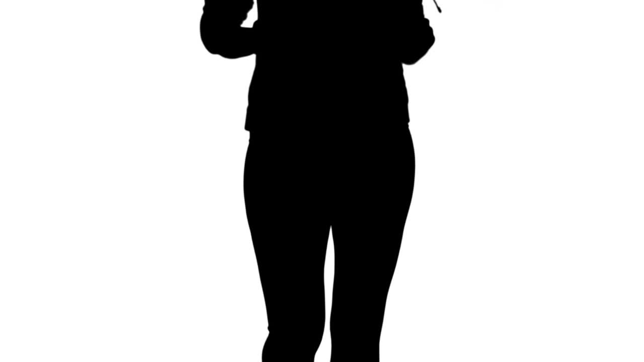 mujer en forma corriendo a la silueta de la cámara