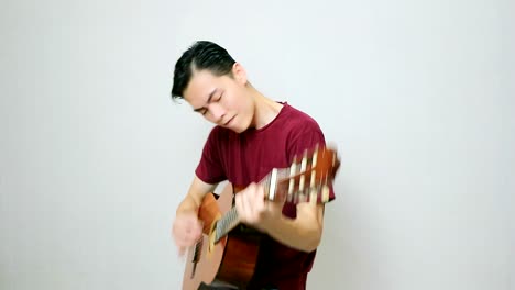 chico asiático rockeando con su guitarra
