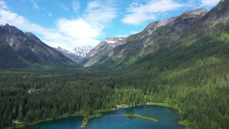 Drohnenflug-Schwenkt-Nach-Oben-Und-Rechts-über-Einen-Malerischen-Bergsee