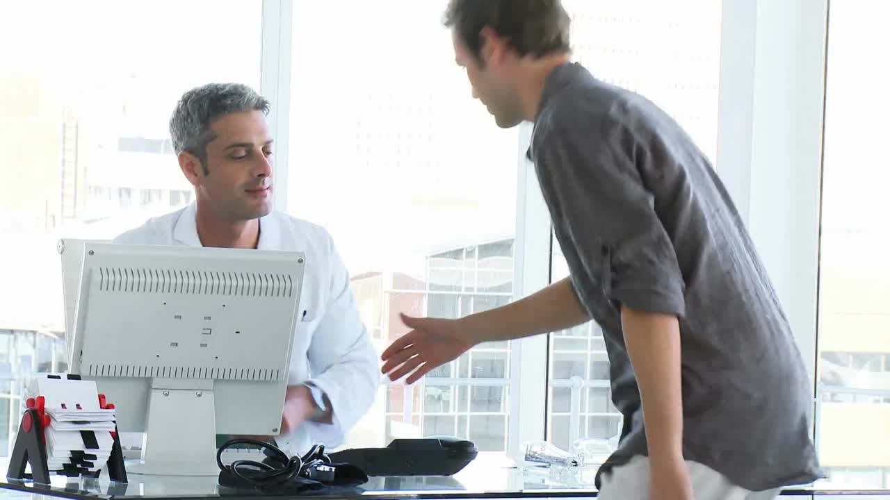 médico confiado examinando el brazo de un paciente