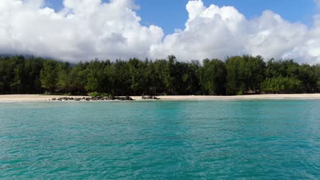 Alejándose-Lentamente-De-La-Playa-Tropical-Escondida-Rodeada-De-Bosques-Selváticos