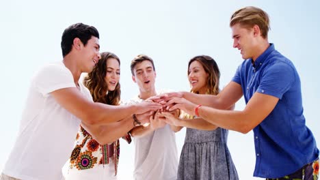 Amigos-Formando-Pila-De-Mano-En-La-Playa