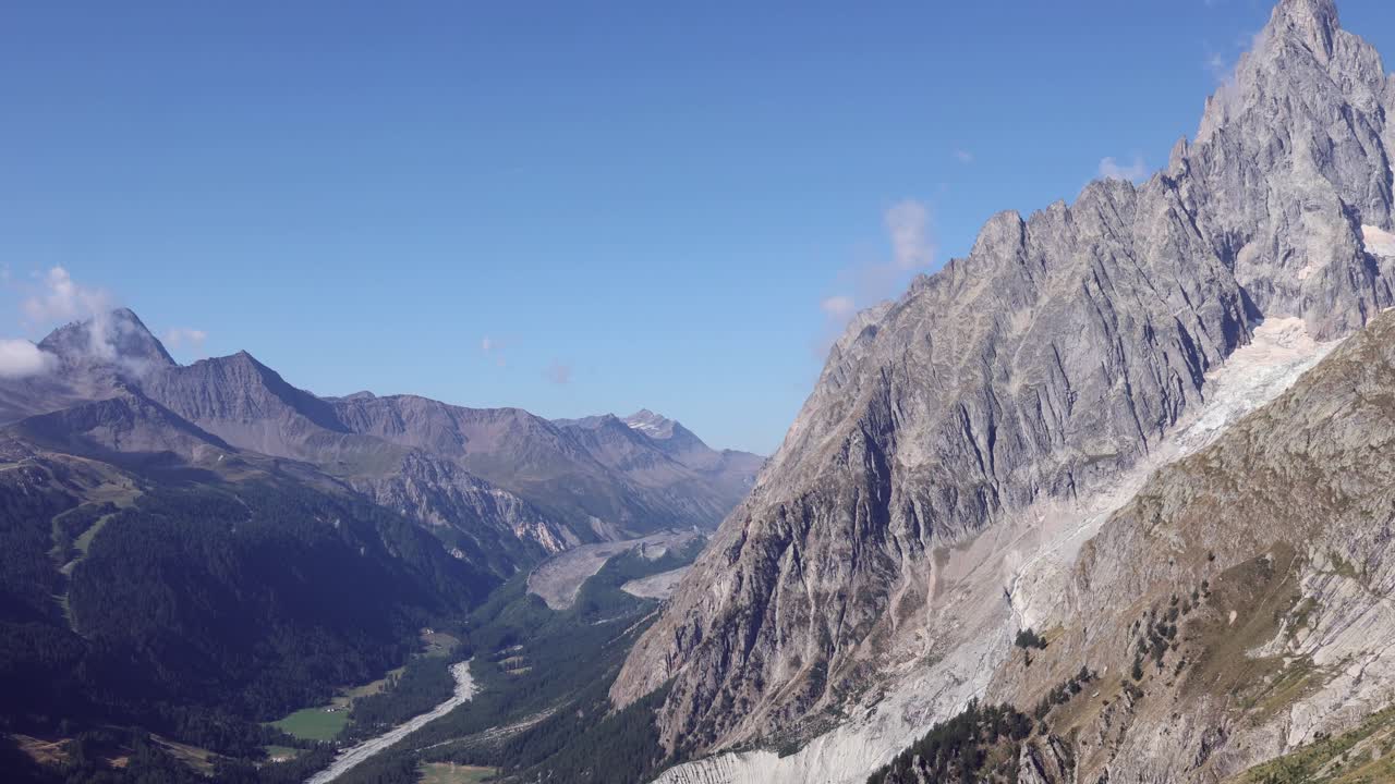 vista cercana de las paredes rocosas de la cordillera de monte bianco en los alpes italianos