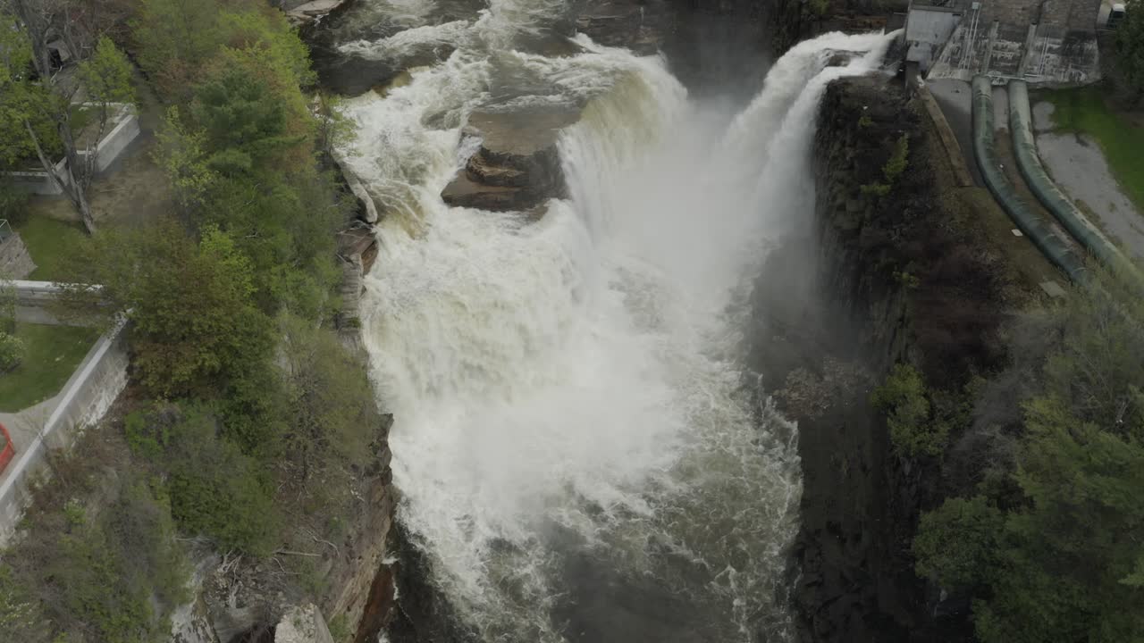 드론 샷, 앞으로 날아가서 아래로 패닝, 큰 폭포 위로