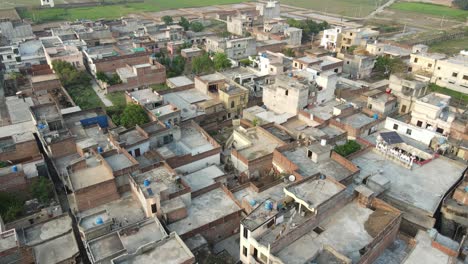 Drone-Volando-Sobre-Una-Antigua-Sociedad-De-Vivienda-En-Pakistán